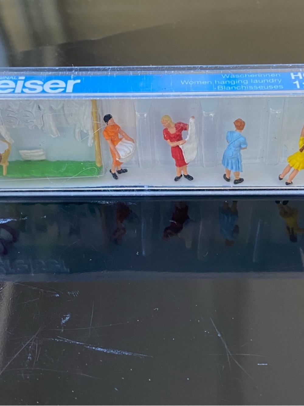 Model Railroad: Preiser  - Women Hanging Laundry (4)- HO Scale - Picture 4 of 9